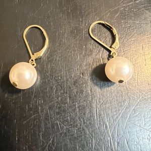 ONE PRE-OWNED PAIR OF 1” PIERCED DANGLE DROP FAUX PEARL EARRINGS CTM1